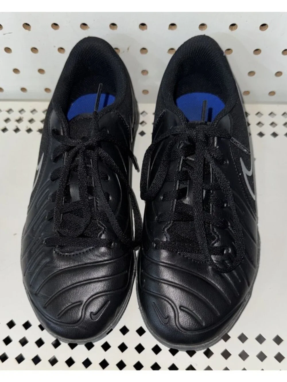 Nike Tiempo Legend 10 Club IC Boys Youth Indoor Soccer Turf Shoes Size 5.5Y